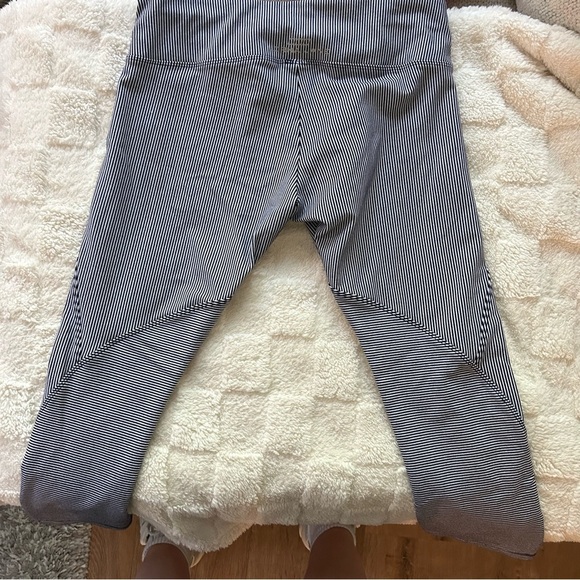Lorna Jane • Striped Capri Leggings - Picture 5 of 7